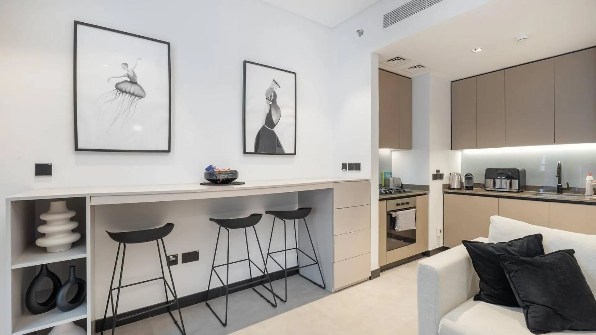Spacious 1Bedroom, Burj Views, Infinity Pool Jacuzzi Дубай 0*,  ОАЭ