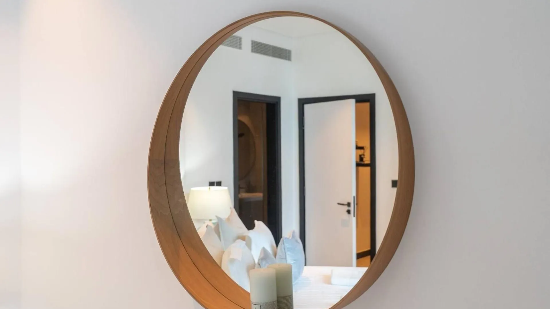 Spacious 1Bedroom, Burj Views, Infinity Pool Jacuzzi Дубай Апартаменты