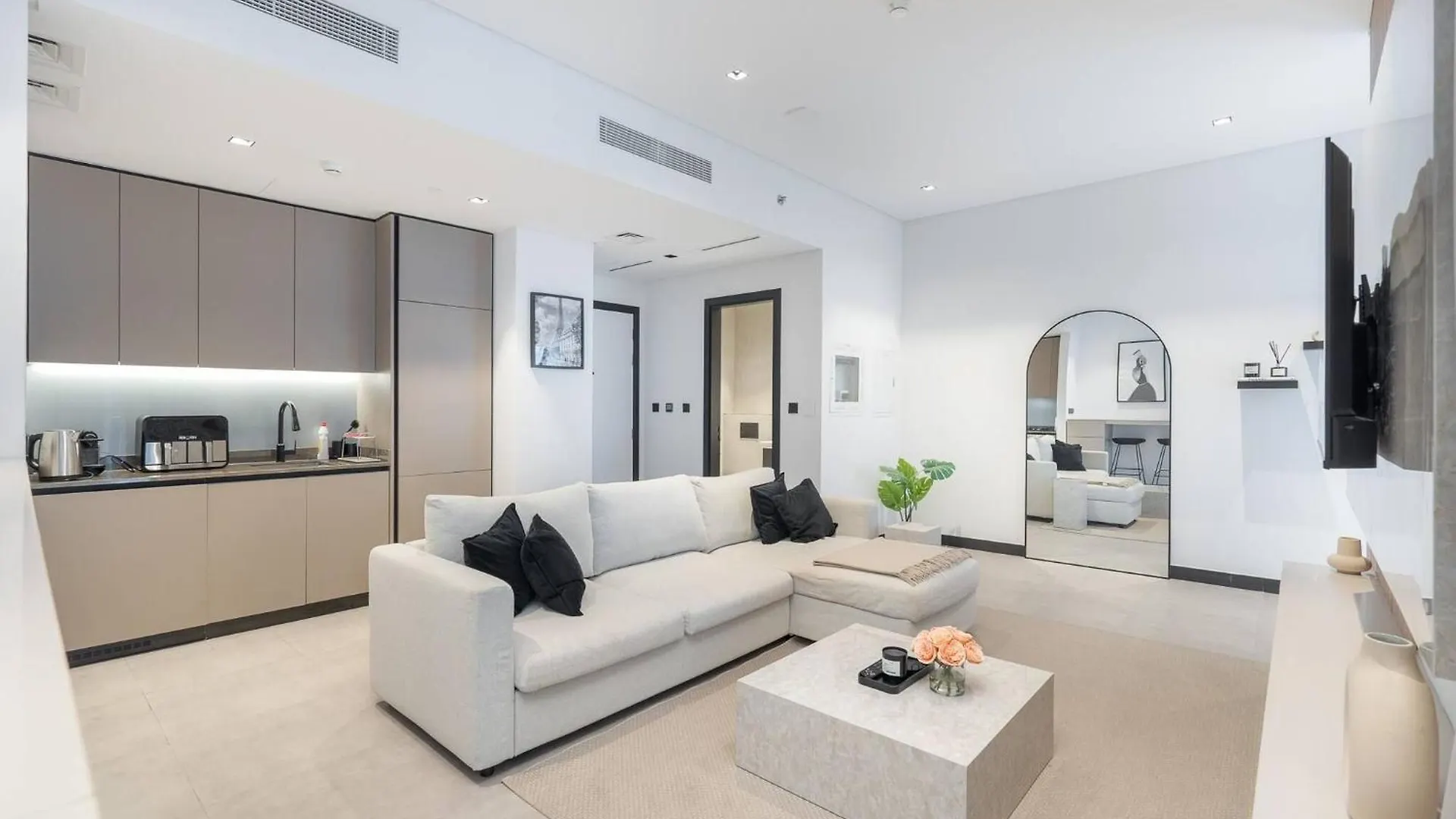 Spacious 1Bedroom, Burj Views, Infinity Pool Jacuzzi Dubai Apartment